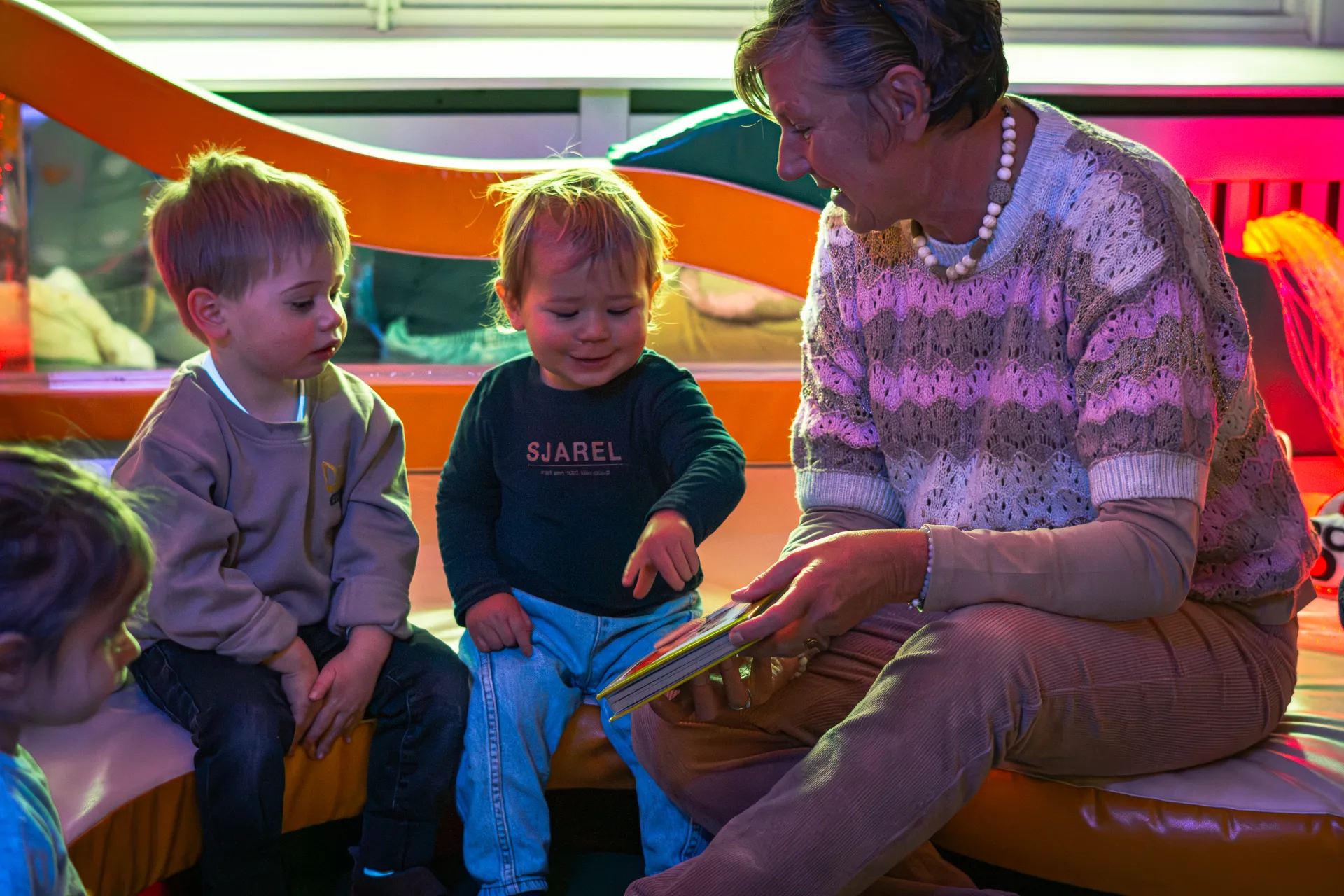 voorlezen met de kinderen en voorlezer