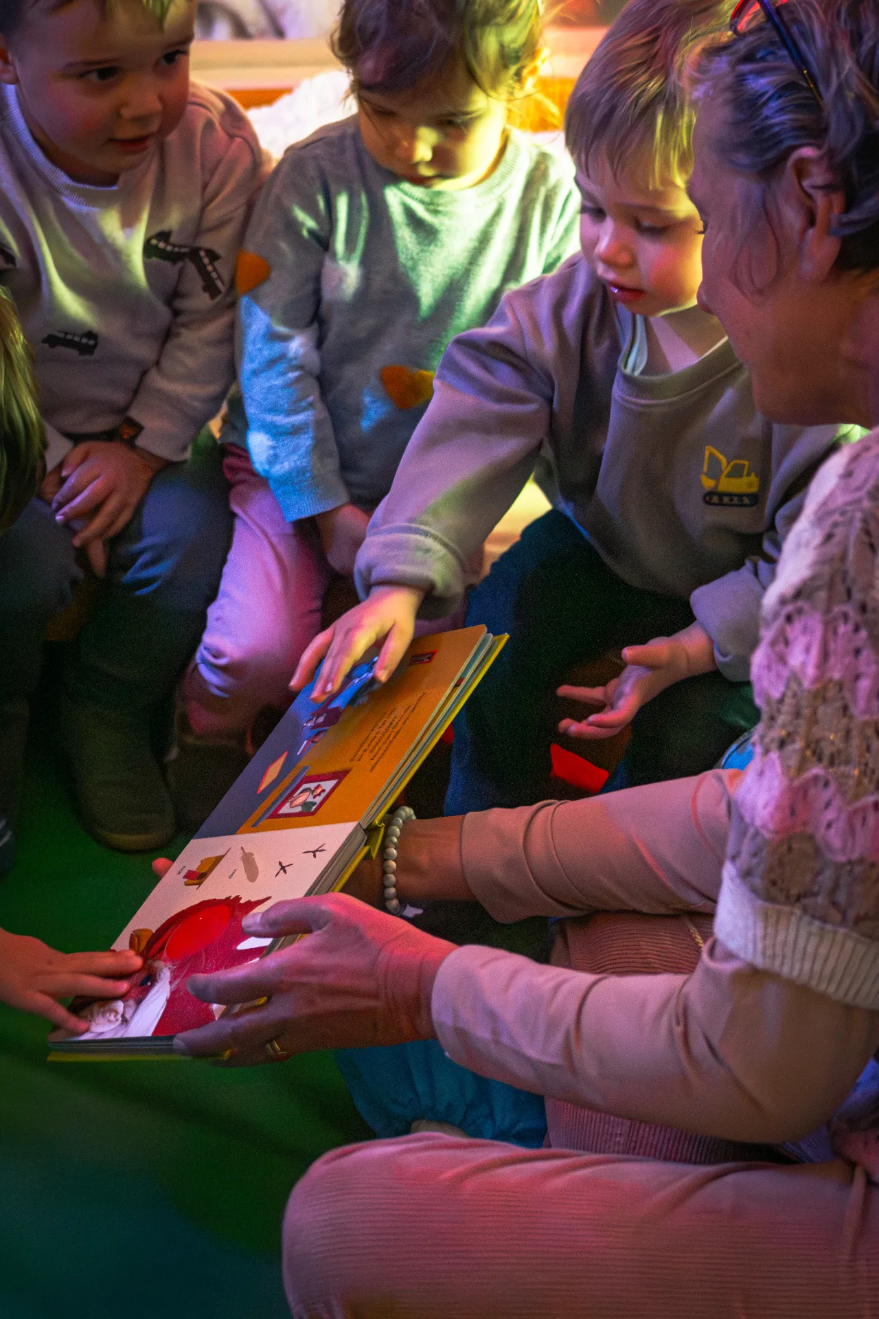 voorlezen met de kinderen en voorlezer